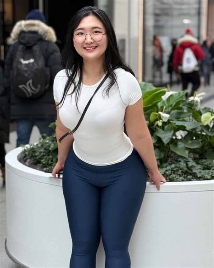 Aroomikim: The Rising Star in the Digital Art World