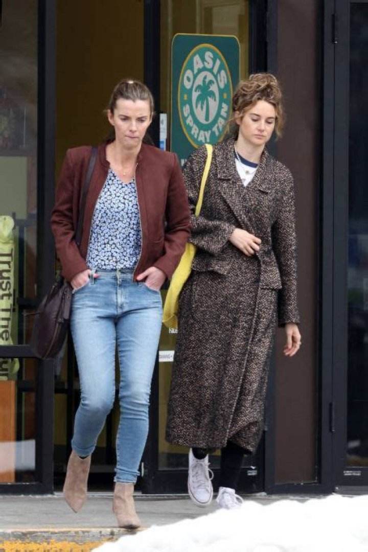 Betty Gilpin Dating: A Comprehensive Look into Her Love Life and Relationships