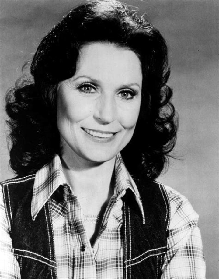 Loretta Lynn: Young Photos & Early Career Pictures