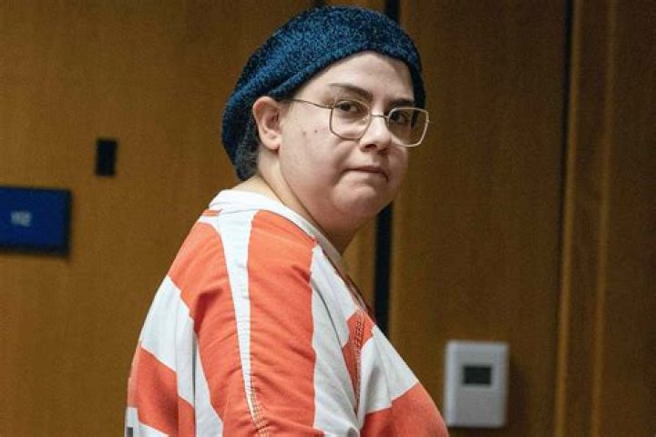 Naomi Elkins: The Rising Star in the Fashion Industry