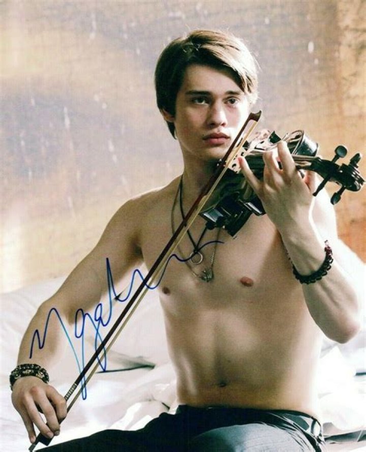 Nicholas Galitzine Shirtless: A Closer Look at the Rising Star's Charisma and Talent