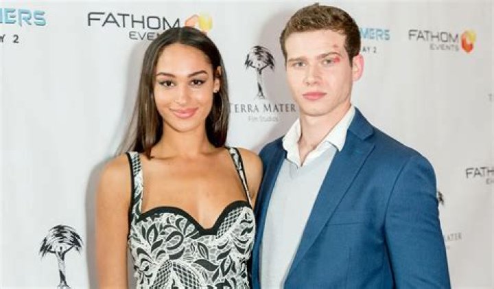 Oliver Stark's Relationships: Past & Present