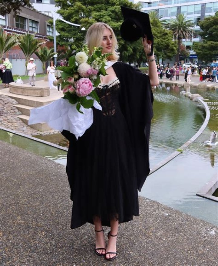 Stunning Lyra Crow Photos and Videos: A Visual Journey into the Enchanting World of Nature